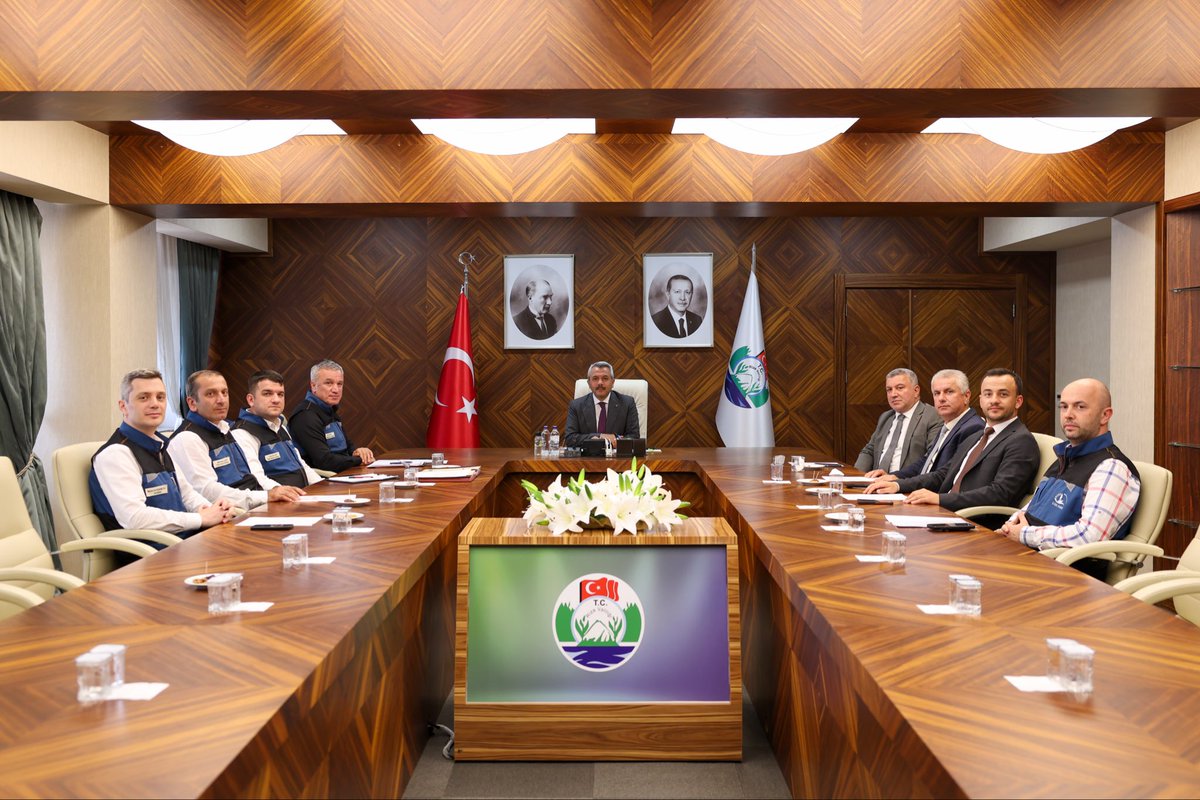 RizeVali's tweet photo. Valimiz Sayın İhsan Selim Baydaş başkanlığında “İl Encümen Toplantısı” gerçekleştirildi.

Valilik Toplantı Salonu’nda düzenlenen toplantıya; İl Özel İdaresi Genel Sekreter Yardımcıları Erol Bıyık ve Yunus Emre Ayar, encümen üyeleri Musa Çağıran, Recep Üst ve Arif Berber ile ilgili birim müdürleri katıldı.

Haftalık gündem maddelerinin görüşülerek karara bağlandığı toplantıda, il genelinde yürütülen çalışmalar ile planlanan yatırımların mevcut durumu değerlendirildi. Ayrıca, önümüzdeki dönemde hayata geçirilmesi planlanan projelere ilişkin izlenecek yol haritası ele alındı.

@ihsanselimb
@rizeozelidare