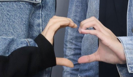 _mjgallagher's tweet photo. tf kelingking gua gabisa nekuk klo love hand sign gini baru ngeuh😭 https://t.co/NgHAZGG59N