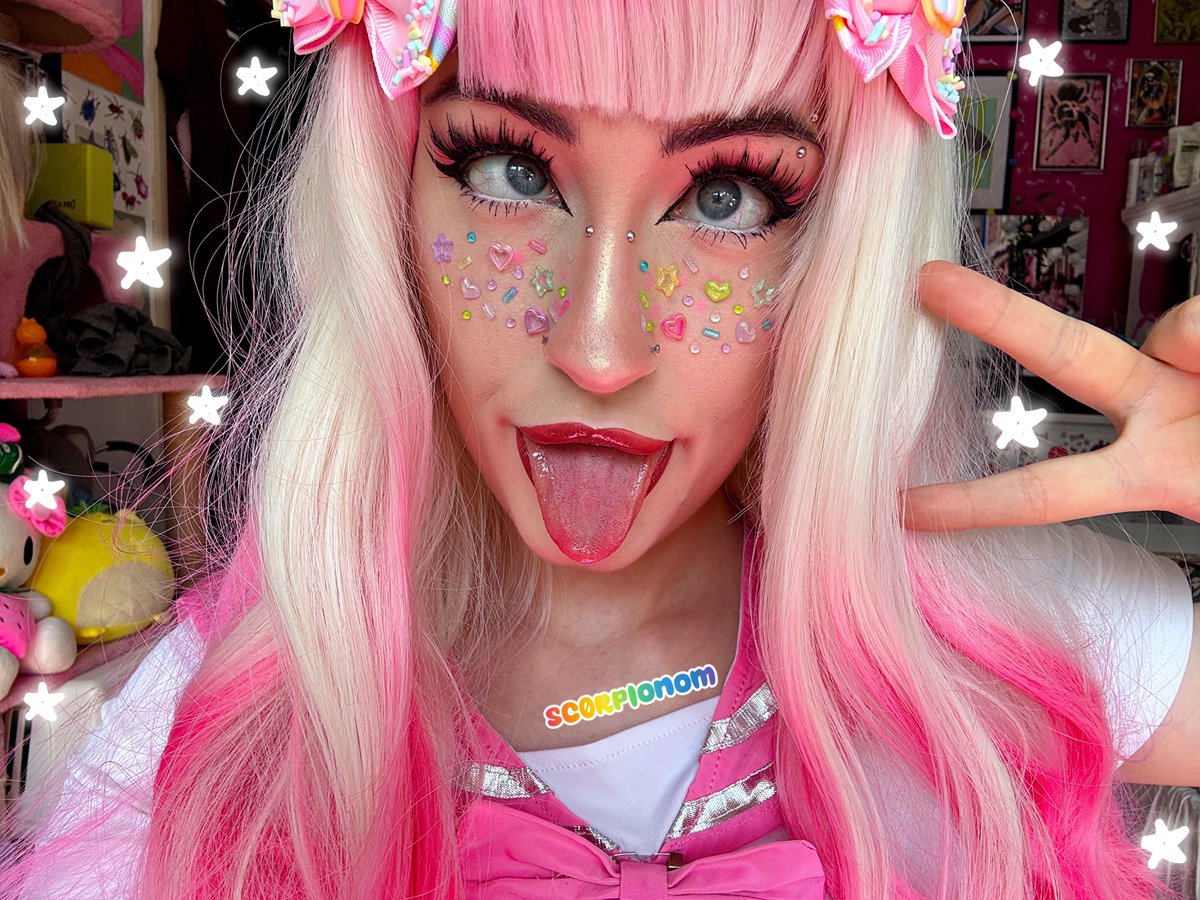 sc0rpionom's tweet photo. the most evil girl you’ve never met looks like a bubblegum cupcake princess!!🧁🍬🍭🍌💕✨ https://t.co/MgSANysvl0