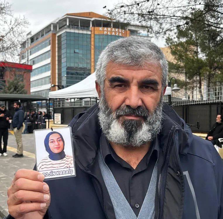 _Express1917's tweet photo. ROJİN KABAİŞ DOSYASINDA REZALET: ACILI BABADAN VAN BARO BAŞKANI'NA "DELİL KARARTMA" SUÇLAMASI!

Şüpheli kadın ölümlerinin üstünü örtmeye ayarlanmış bu çürümüş düzende, Rojin Kabaiş dosyasından da burjuva hukukçularının ikiyüzlülüğü fırladı. "Sağlıklı iletişim kuramadık" diyerek dosyadan çekildiğini açıklayan Van Barosu Başkanı Sinan Özaraz hakkında konuşan acılı baba Nizamettin Kabaiş, baro başkanının resmen katilleri korumak ve delilleri karartmak için uğraştığını ifşa etti. Kızının üzerinden iki farklı erkeğe ait DNA çıkmasına rağmen baro başkanının sürekli olarak "İntihar olabilir, onlar ölüm morluğudur" diyerek olayı kapatmaya çalıştığını ve kendisini suçladığını söyleyen baba, adalet ararken karşılaştığı bu kirli duvara isyan etti. Katilleri aklamak, cinayetin üstünü örtüp dosyayı intihar diye yutturmak için devreye giren bu sistemli ortaklık, feodal-kapitalist düzenin kadınları nasıl korumasız bıraktığını bir kez daha kanıtlıyor