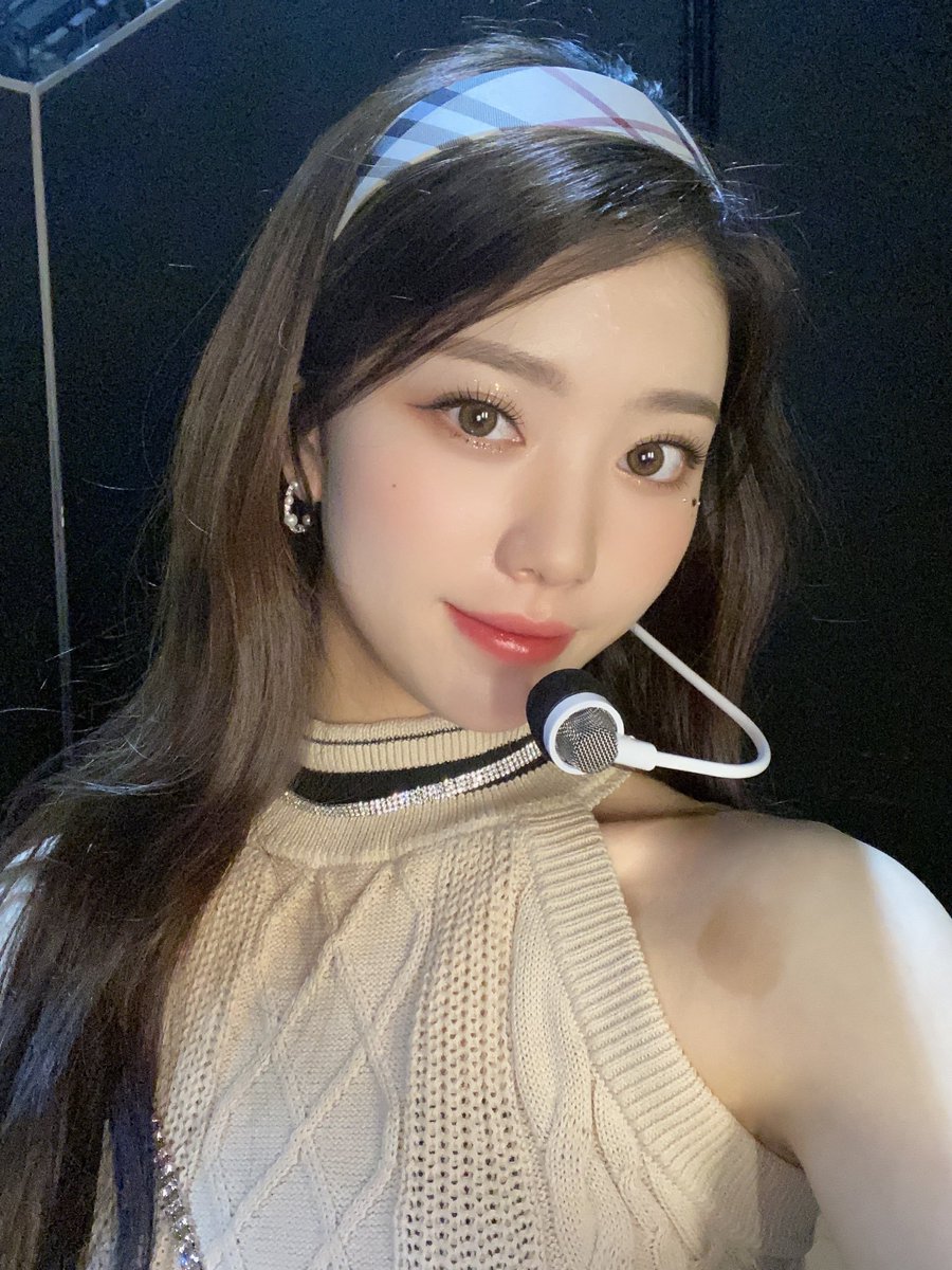 xiaotaing's tweet photo. Her complexion was luminous, and her eyes were accentuated with precise lines and subtle shades. Her lips were painted with a perfect blend of color and precise application. All conversation ceased as everyone fixed their gaze on her beauty, down to the last detail. ⊹ https://t.co/FGVENDOJoh