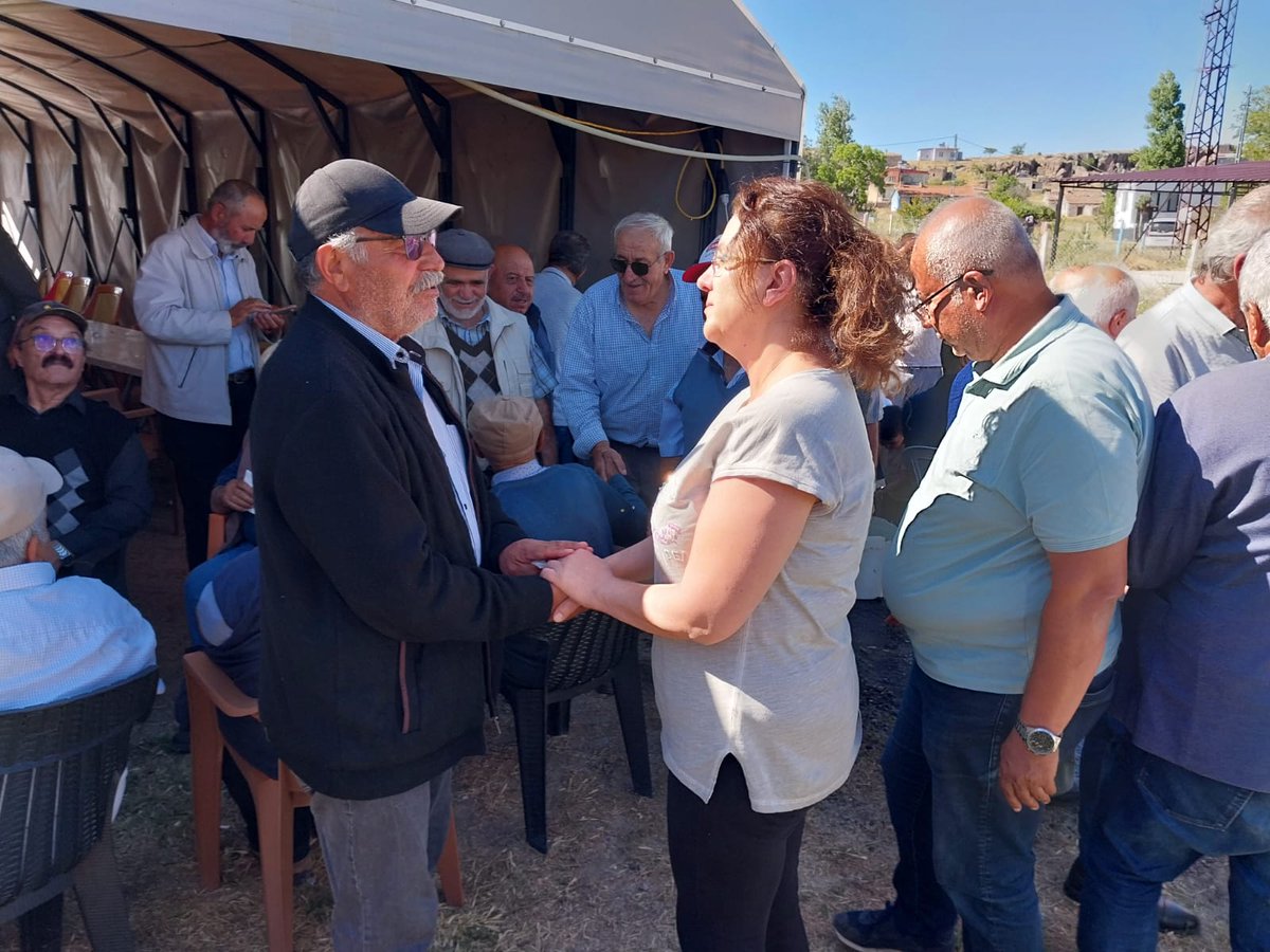 umitnasuh's tweet photo. Elim bir kaza sonucunda hayata veda eden Tufan Çelikten'in kıymetli ailesine #Yeşilhisar Büget Mahallesi’ndeki evlerinde taziye ziyaretinde bulunduk. Baba Sait Çelikten ve yakınlarına baş sağlığı dileklerimizi ilettik. Mekanı cennet olsun. https://t.co/Qroy2qsN1o