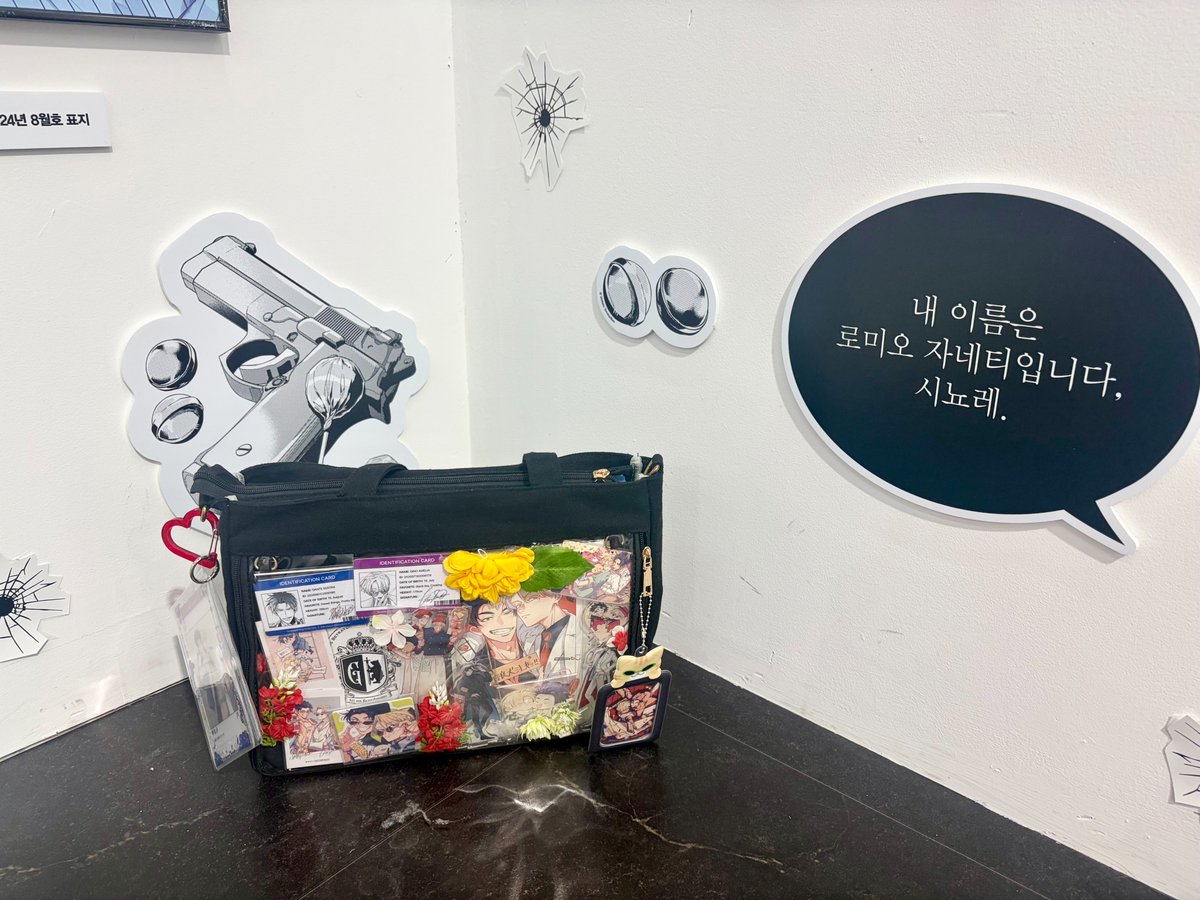 TheAzure_TBNF's tweet photo. 사인회 끝나고 집에가서 발견한 불량 특전 교환+팝업 마지막으로 구경하려고 기다리는데 같이 기다리신 분들이 이타백 예쁘다고 해주셔서 감사했음. 굿즈 또 사면서 줄 서는데 어떤 분이 이타백 보시더니 친구분한테 오오 권력있다 이래서 웃었습니다 좋게 봐주셔서 감사합니다ㅎㅎ https://t.co/yKJKrk0aeu