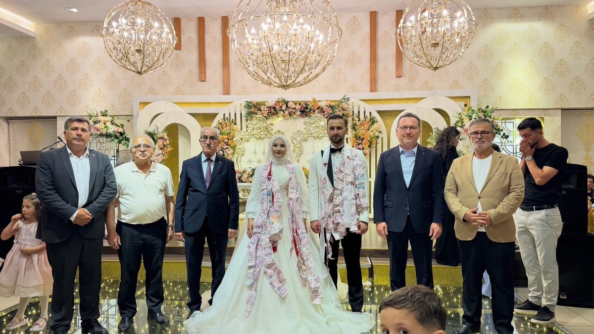 sevgilioglu's tweet photo. Molla Köyü önceki dönem Muhtarı Mehmet Pilavoğlu’nun oğlu
💍 Emirhan Pilavoğlu ile Gamze Himmetoğlu,

Kastamonuspor futbolcusu
💍 Faruk Öcal ile Yasemin Sermetçioğlu,

💍 Ufuk Doğancıoğlu ile İrem Çelikkıran,

💍 Ozan Cırdı ile Çiğdem Külahsızoğlu

çiftlerimizin düğün merasimlerinde mutluluklarına ortak olduk.

🤲 Cenab-ı Allah’tan niyazımız; kurdukları yuvaları huzur, muhabbet, bereket ve sadakat üzere daim eylemesi, ömürlerini sağlık, afiyet ve saadet içerisinde geçirmelerini nasip etmesidir.

Genç çiftlerimizi gönülden tebrik ediyor, kıymetli ailelerine hayırlı olsun dileklerimizi iletiyor; Rabbim birlik ve beraberliklerini daim, muhabbetlerini baki eylesin diyoruz