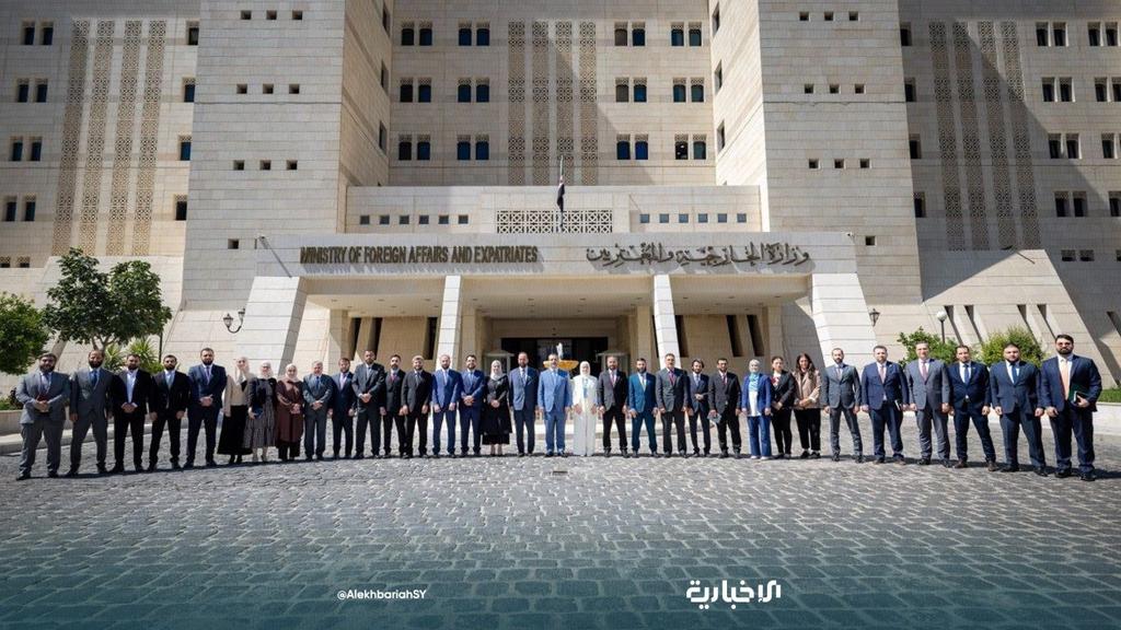 KAlkhtyb991's tweet photo. ترأس وزير الخارجية والمغتربين #أسعد #حسن #الشيباني اجتماعاً موسعاً لإدارات الوزارة، خُصص لمراجعة الأعمال المنجزة خلال المرحلة الماضية، ومناقشة الخطط المستقبلية وأولويات العمل للفترة المقبلة.
. واستعرض الاجتماع أبرز إنجازات الوزارة، وفي مقدمتها تعزيز التمثيل السياسي، وتطوير العلاقات الخارجية، وتوسيع التعاون الدولي، إلى جانب تعزيز التنسيق مع الوزارات والمؤسسات الحكومية بما يخدم أولويات الدولة.
 كما ناقش المجتمعون تطوير الخدمات القنصلية والإجراءات الرامية إلى تحسين جودة الخدمات المقدمة للمواطنين السوريين والمغتربين، إضافة إلى متابعة تنفيذ مشاريع التحول الرقمي لتحديث بيئة العمل، وتبسيط الإجراءات، ورفع كفاءة الأداء المؤسسي.
  وأكد الوزير أهمية مواصلة تنفيذ الخطط المعتمدة، وتعزيز التنسيق بين مختلف إدارات الوزارة، بما يسهم في تطوير الأداء الدبلوماسي والقنصلي وتحقيق الأهداف الاستراتيجية للوزارة خلال المرحلة المقبلة.