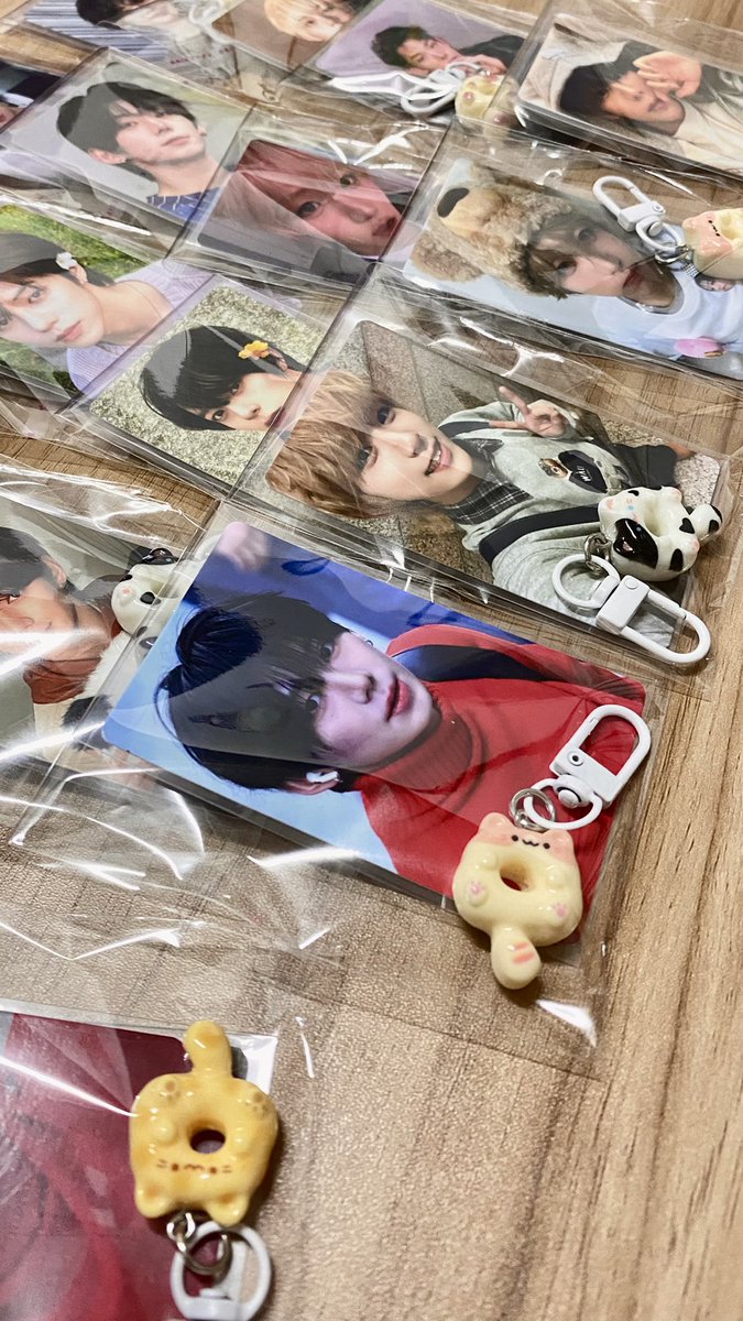 luviarose_'s tweet photo. Random photocard + mini cat keychain for Fohas ✨

Who’s your bias? 👀
#AHOF #FOHA https://t.co/XduqDTpmPW