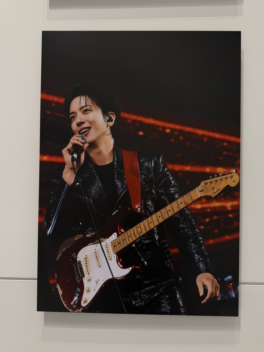 Rieyon0812's tweet photo. せっかくだから、Fenderのヨンファ さんにも会いに行ってきた🎸
ほんとにほんとに誇らしい🫶

 #1MFenderFlagshipTokyo
#ヨンファさん
#CNBLUE
#jungyonghwa https://t.co/Ol4ptn3hfs