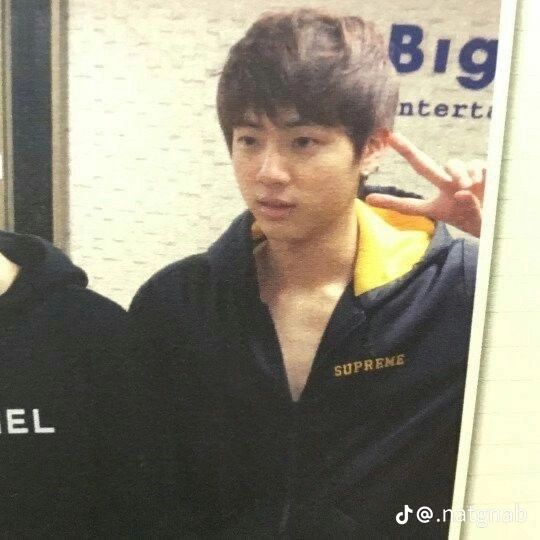archvforksj's tweet photo. a reminder that jin was this young when he joined a broke company, brought his parent’s utensils and groceries to feed the members, learnt music and dance from scratch and became the silver voice of korea, all while remaining so humble :( https://t.co/I5jLaZZ84D