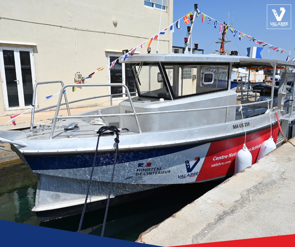 EntenteValabre's tweet photo. La Bonne Entente, c'est désormais le nom du dernier bateau de la flotte de notre Centre National des activités nautiques (#CNP). Un baptême officiel avec sa marraine, Mme Alexandra OPPENHEIM-DELAUZE, Présidente-Directrice générale de @COMEX_officiel, venue également signer une convention de partenariat et de collaboration avec notre établissement.
Ce nouveau bateau renforce nos capacités opérationnelles et pédagogiques et illustre notre volonté d'investir dans des équipements performants au service de la formation, de la sécurité et de l'excellence opérationnelle.
En présence de nombreuses autorités, dont Mme Olivia FORTIN, maire du 4ème secteur de Marseille et vice-présidente de la Métropole, Mme Sophie MOUSSETTE, du Secrétariat général de la Mer, rattaché au cabinet du Premier ministre, M. Richard MALLIE, Président du Conseil d’administration du Service départemental d’incendie et de secours des Bouches-du-Rhône (#SDIS13) et du représentant du Bataillon de marins-pompiers de #Marseille (#BMPM), le Président de l’Entente Valabre, Jacky GERARD, a pu souligner l'importance de mettre à disposition de nos stagiaires les meilleurs outils pour apprendre, s'entraîner et se préparer aux missions de demain
@ECASCVALABRE @SecCivileFrance @Pompiers_13 @gouvernementFR @MarinsPompiers @marseille @AMPMetropole @GrenaudJean