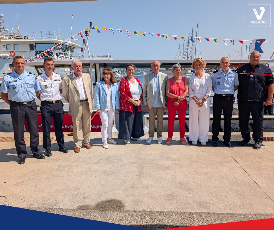 EntenteValabre's tweet photo. La Bonne Entente, c'est désormais le nom du dernier bateau de la flotte de notre Centre National des activités nautiques (#CNP). Un baptême officiel avec sa marraine, Mme Alexandra OPPENHEIM-DELAUZE, Présidente-Directrice générale de @COMEX_officiel, venue également signer une convention de partenariat et de collaboration avec notre établissement.
Ce nouveau bateau renforce nos capacités opérationnelles et pédagogiques et illustre notre volonté d'investir dans des équipements performants au service de la formation, de la sécurité et de l'excellence opérationnelle.
En présence de nombreuses autorités, dont Mme Olivia FORTIN, maire du 4ème secteur de Marseille et vice-présidente de la Métropole, Mme Sophie MOUSSETTE, du Secrétariat général de la Mer, rattaché au cabinet du Premier ministre, M. Richard MALLIE, Président du Conseil d’administration du Service départemental d’incendie et de secours des Bouches-du-Rhône (#SDIS13) et du représentant du Bataillon de marins-pompiers de #Marseille (#BMPM), le Président de l’Entente Valabre, Jacky GERARD, a pu souligner l'importance de mettre à disposition de nos stagiaires les meilleurs outils pour apprendre, s'entraîner et se préparer aux missions de demain
@ECASCVALABRE @SecCivileFrance @Pompiers_13 @gouvernementFR @MarinsPompiers @marseille @AMPMetropole @GrenaudJean