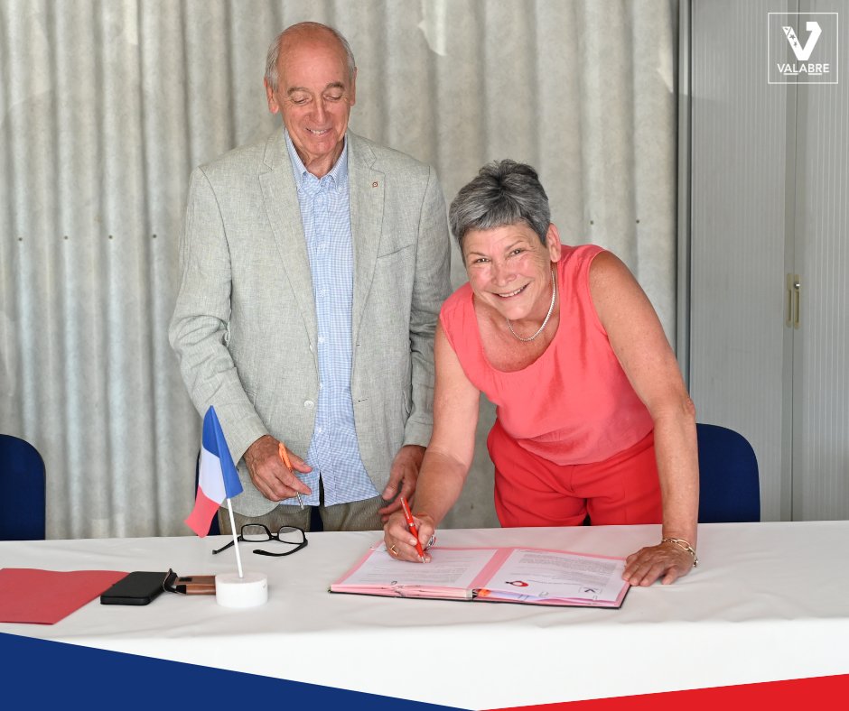 EntenteValabre's tweet photo. La Bonne Entente, c'est désormais le nom du dernier bateau de la flotte de notre Centre National des activités nautiques (#CNP). Un baptême officiel avec sa marraine, Mme Alexandra OPPENHEIM-DELAUZE, Présidente-Directrice générale de @COMEX_officiel, venue également signer une convention de partenariat et de collaboration avec notre établissement.
Ce nouveau bateau renforce nos capacités opérationnelles et pédagogiques et illustre notre volonté d'investir dans des équipements performants au service de la formation, de la sécurité et de l'excellence opérationnelle.
En présence de nombreuses autorités, dont Mme Olivia FORTIN, maire du 4ème secteur de Marseille et vice-présidente de la Métropole, Mme Sophie MOUSSETTE, du Secrétariat général de la Mer, rattaché au cabinet du Premier ministre, M. Richard MALLIE, Président du Conseil d’administration du Service départemental d’incendie et de secours des Bouches-du-Rhône (#SDIS13) et du représentant du Bataillon de marins-pompiers de #Marseille (#BMPM), le Président de l’Entente Valabre, Jacky GERARD, a pu souligner l'importance de mettre à disposition de nos stagiaires les meilleurs outils pour apprendre, s'entraîner et se préparer aux missions de demain
@ECASCVALABRE @SecCivileFrance @Pompiers_13 @gouvernementFR @MarinsPompiers @marseille @AMPMetropole @GrenaudJean