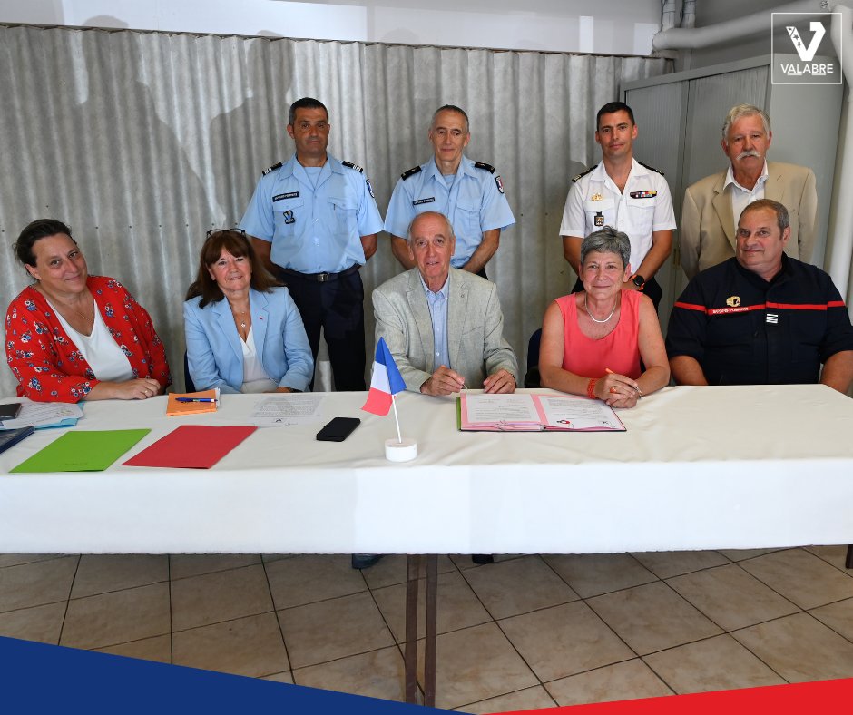 EntenteValabre's tweet photo. La Bonne Entente, c'est désormais le nom du dernier bateau de la flotte de notre Centre National des activités nautiques (#CNP). Un baptême officiel avec sa marraine, Mme Alexandra OPPENHEIM-DELAUZE, Présidente-Directrice générale de @COMEX_officiel, venue également signer une convention de partenariat et de collaboration avec notre établissement.
Ce nouveau bateau renforce nos capacités opérationnelles et pédagogiques et illustre notre volonté d'investir dans des équipements performants au service de la formation, de la sécurité et de l'excellence opérationnelle.
En présence de nombreuses autorités, dont Mme Olivia FORTIN, maire du 4ème secteur de Marseille et vice-présidente de la Métropole, Mme Sophie MOUSSETTE, du Secrétariat général de la Mer, rattaché au cabinet du Premier ministre, M. Richard MALLIE, Président du Conseil d’administration du Service départemental d’incendie et de secours des Bouches-du-Rhône (#SDIS13) et du représentant du Bataillon de marins-pompiers de #Marseille (#BMPM), le Président de l’Entente Valabre, Jacky GERARD, a pu souligner l'importance de mettre à disposition de nos stagiaires les meilleurs outils pour apprendre, s'entraîner et se préparer aux missions de demain
@ECASCVALABRE @SecCivileFrance @Pompiers_13 @gouvernementFR @MarinsPompiers @marseille @AMPMetropole @GrenaudJean