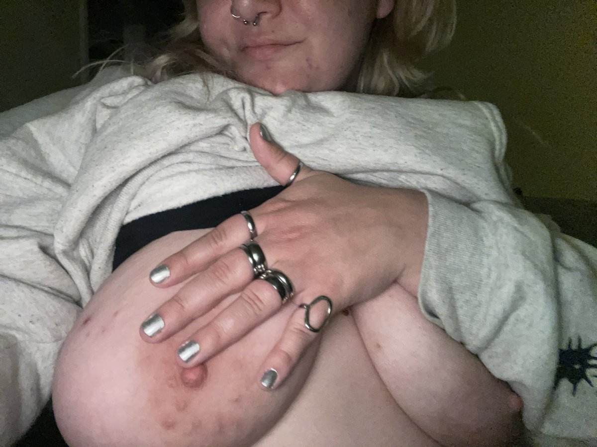 illicitrosemary's tweet photo. not new to nsfwtwt, but new intro! took a break &amp; now am back :3 dm’s somewhat open (always open to moots though<3)

✴︎25
✴︎she/her
✴︎queer
✴︎soft/hard/(sometimes) taboo kinks
✴︎switch
✴︎platonic flirt
✴︎faceless https://t.co/8CRdwP97Rq