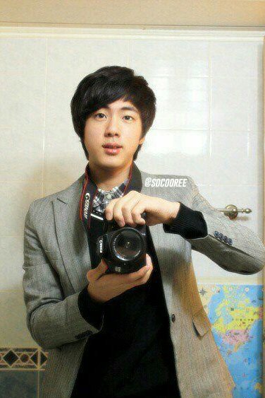 archvforksj's tweet photo. a reminder that jin was this young when he joined a broke company, brought his parent’s utensils and groceries to feed the members, learnt music and dance from scratch and became the silver voice of korea, all while remaining so humble :( https://t.co/I5jLaZZ84D
