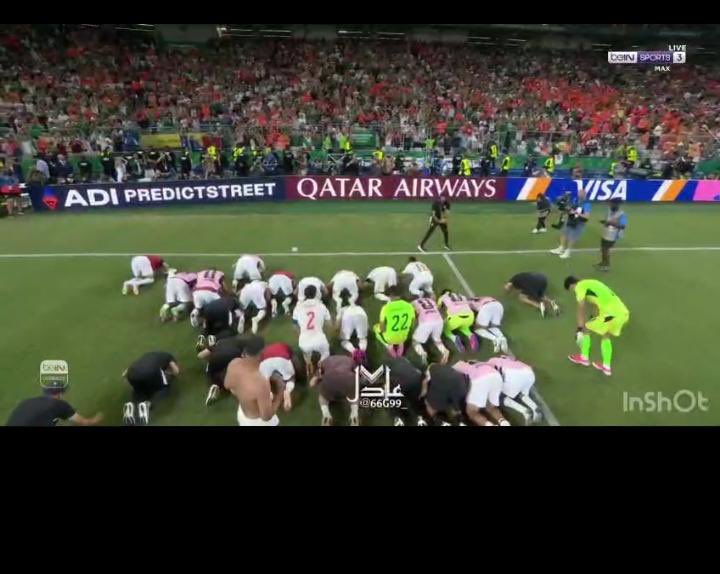 fahdalruqi's tweet photo. منظر مهيب 

لاعبو المغرب يسجدون لله بعد الفوز على هولندا https://t.co/0XGp0a00Fb