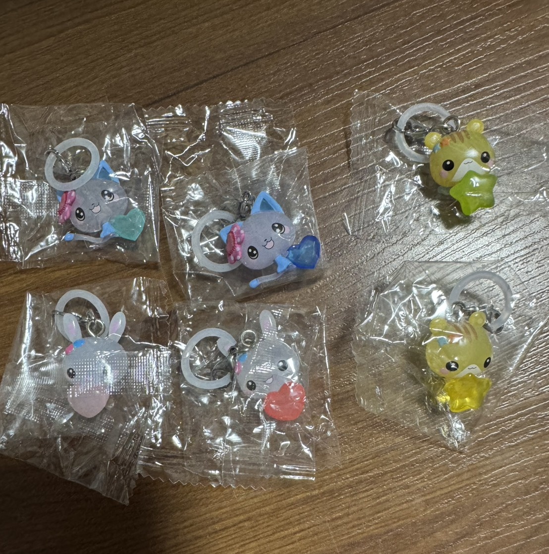 cor_3735's tweet photo. 平成ファンシーキャラクターズめじるしアクセサリー

譲→フワフワびちゃんA.B.C.D
     　まじかるみゅーちゃんA.B
求→定価+送料

纏めて郵送にてお願い致します。 https://t.co/CVb1LYzdrh