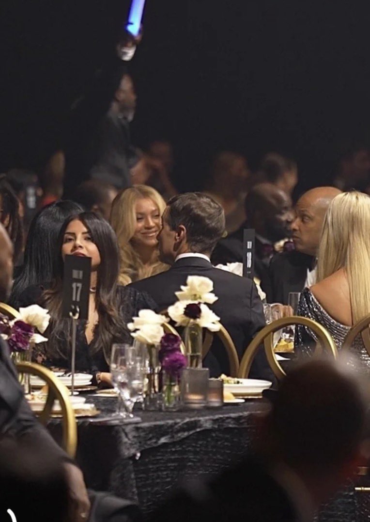 ooonaniii's tweet photo. @Thechat101 where was this energy for the carters ? 😩😭 https://t.co/8gzMcyIX6k