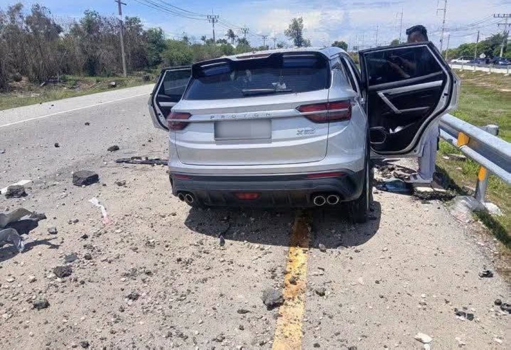 PopularFront_'s tweet photo. 🇹🇭 #Thailand - 🇲🇾 #Malaysia: Two Malaysian nationals were seriously injured after an improvised explosive device (IED) detonated near their vehicle while they were driving past a roadside culvert in Thailand's Tak Bai district yesterday.

Thai authorities said the IED was intended to target a military vehicle, but instead detonated beneath the tourists' car as it passed by.

No group has claimed responsibility for the attack, although the device's characteristics (reportedly radio-controlled and containing around 70 kg of explosives concealed inside a gas cylinder) match IEDs previously used by insurgents operating in southern Thailand.

(via MalayMail, counteriedreport & channelnewsasia on IG)