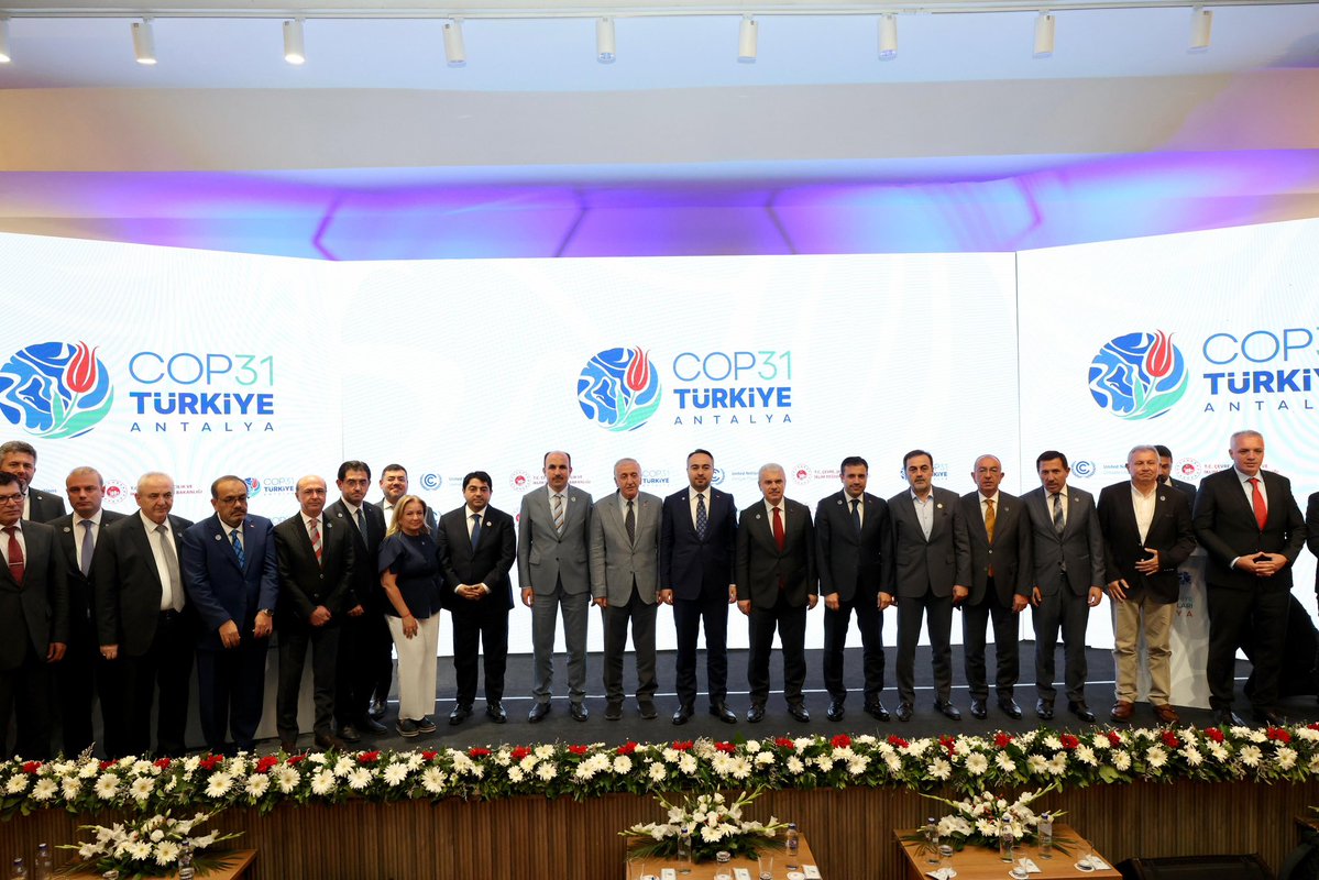 TCKonyaValiligi's tweet photo. Valimiz İbrahim Akın, Çevre, Şehircilik ve İklim Değişikliği Bakan Yardımcısı Sayın Burak Demiralp'in teşrifleriyle gerçekleştirilen COP31 Türkiye Buluşmaları Konya Programına katıldı.

Konya Ticaret Odası Konferans Salonu'nda düzenlenen programa; Valimiz İbrahim Akın, Çevre, Şehircilik ve İklim Değişikliği Bakan Yardımcısı Burak Demiralp, Konya Büyükşehir Belediye Başkanı Uğur İbrahim Altay, üniversitelerin rektör ve rektör yardımcıları, il protokolü, kamu kurum ve kuruluşlarının temsilcileri, meslek odalarının yöneticileri ile çok sayıda davetli katıldı.

➡️  https://t.co/cSldhiytaG

@Vali_Akin