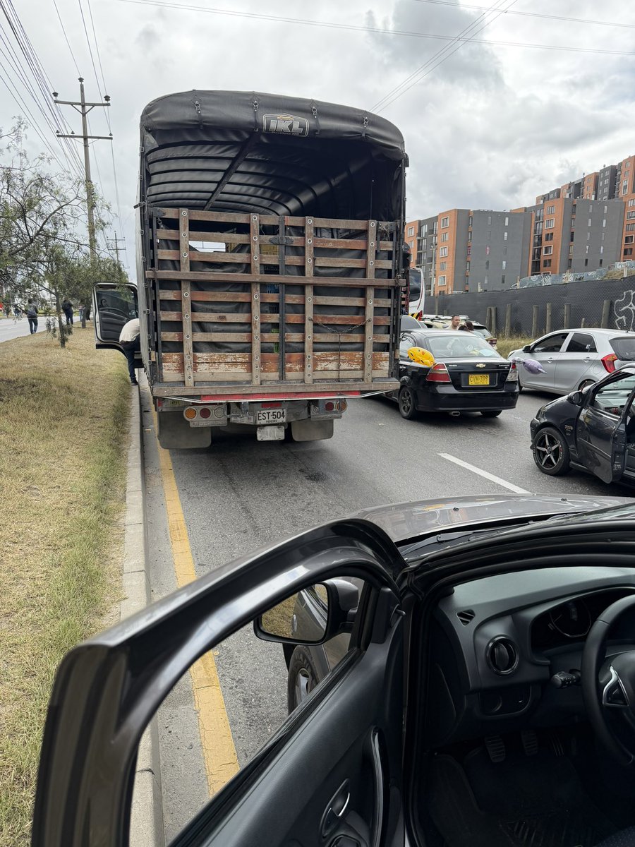 andreshve's tweet photo. 3 horas detenidos entre el peaje Chusaca y la entrada a Soacha. Aún no se mueve. @TransitoPolicia @MinTransporteCo @policia https://t.co/9uy9oGNb3C
