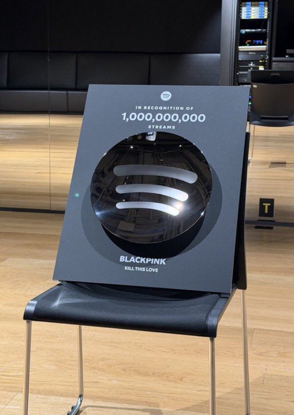 Levoremag's tweet photo. BLACKPINK receives Spotify’s 1 Billion Streams plaque for “Kill This Love.” 🖤🏆

#BLACKPINK #KillThisLove #Spotify https://t.co/H61jyhOIlg