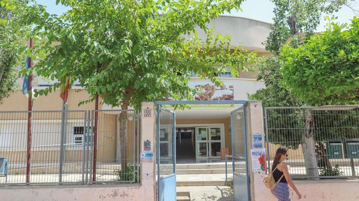 MarioMrGr's tweet photo. Actualización de la situación de la queja presentada ante el @elSindic respecto al problema del calor en el interior de las aulas del @ISequeros :
El pasado 22 de mayo de 2026, el @elSindic trasladó una serie de recomendaciones a la @GVAeducacio , entre las que se encuentra "impulsar las medidas necesarias para satisfacer a la MAYOR BREVEDAD POSIBLE las necesidades relativas a la climatización del centro, adoptando los acuerdos que sean necesarios con el @AytoAlmoradi que incluyan la posibilidad de IMPLANTAR MEDIDAS PROVISIONALES de climatización ante la proximidad de los meses con temperaturas más altas".
#CalorEnLasAulas #LasAulasNoSonSaunas #ConLosNiños #NoSeNegocia