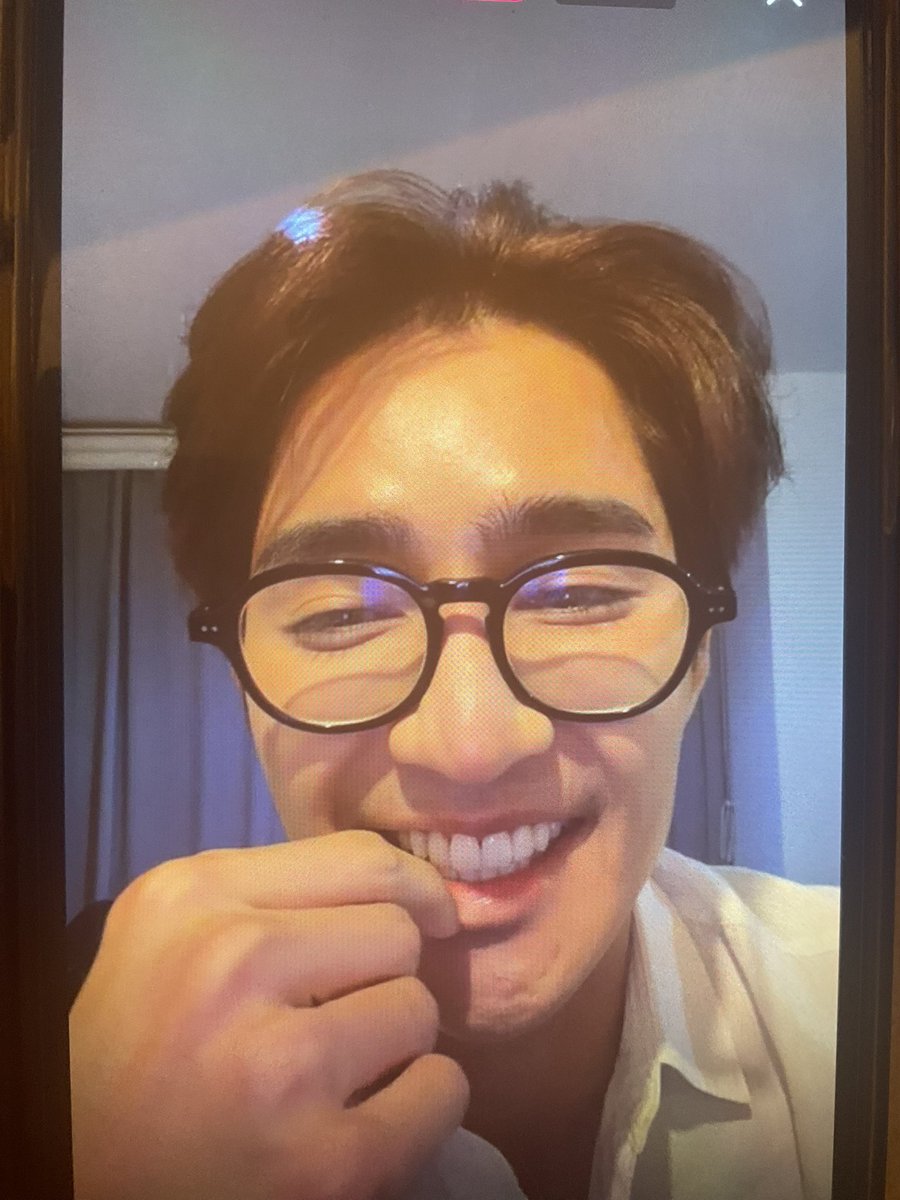 YILOVEY's tweet photo. For FFF 

🌎 I really went out of my safe zone a lot. I think that I have been in my safe zone for so long. For this concert I want to come out of my safe zone. And I would like everyone to come and watch it. 

#เอิร์ทมิกซ์ #EarthMix #Earthpirapat @Earth_Pirapat https://t.co/bJH7mvsPug