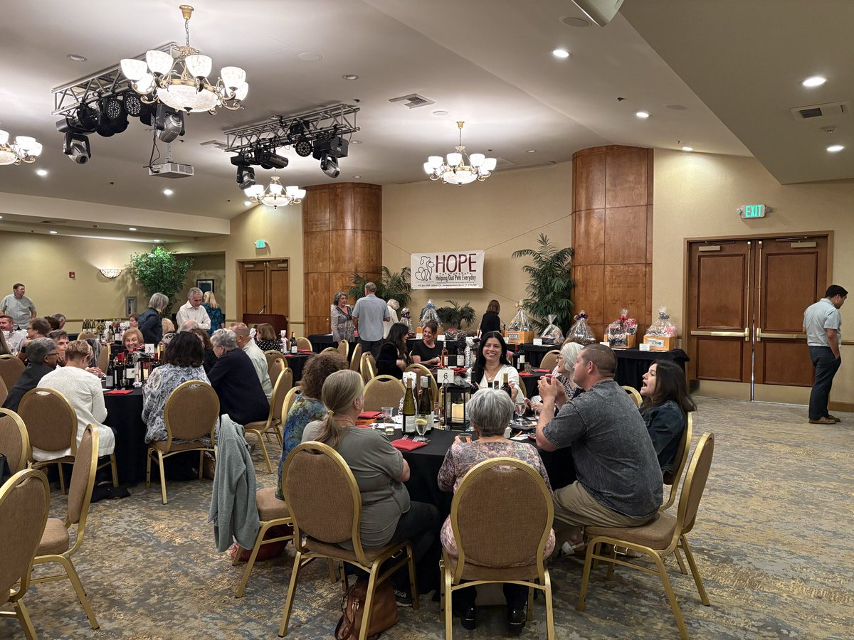 HelpingOutPetsE's tweet photo. 🍇 We HOPE you enjoyed Grape Expectations 🍷 FUNdraiser as much as we did! Grateful for our many generous sponsors, donors, volunteers, DoubleTree Claremont staff &amp; students who helped create such a delicious event! 🐾❤️ #grapeexpectations #hope 

https://t.co/ynK2AJTMPp https://t.co/cBGgqIm4BL