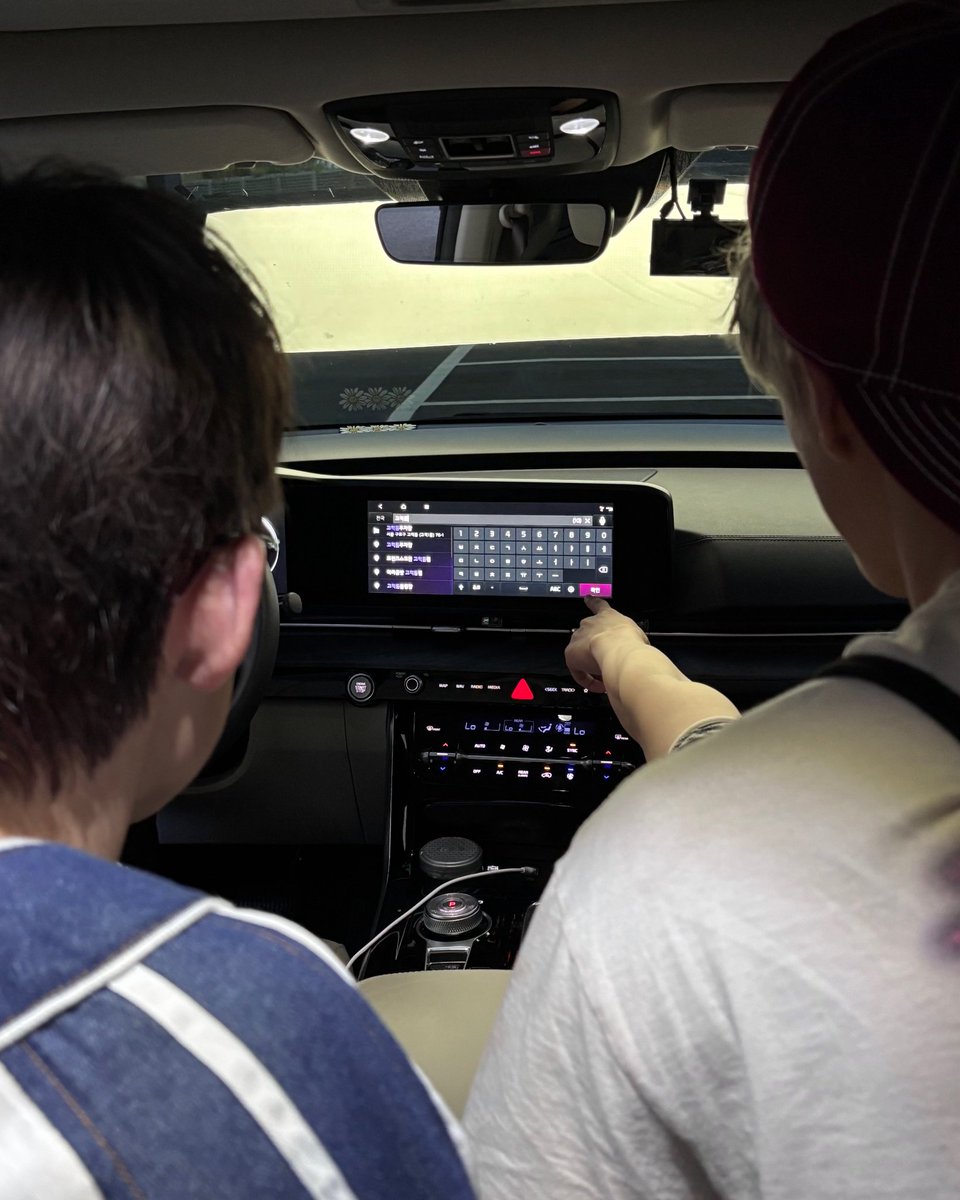 Grizellaeris's tweet photo. Foto ini di post tepat satu tahun yang lalu (30 Juni 2025) era Go back to the future. Keinget banget dulu waktu akun Dream post ini, langsung pada nebak-nebak itu siapa aja yang ada di mobil dan siapa yang nyetir. Beneran kangen banget😭 https://t.co/9dcqtXNNbm