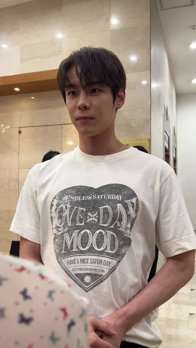 1214_june's tweet photo. 서빈이는 무대 위에서도 빛났고 음악극이 끝난 뒤의 퇴근길에도 눈이 부시게 빛났다 🌟 
멋진 서빈이가 나오는 <눈이 부시게> 많이많이 보러오세요 🤗
#눈이부시게 #윤서빈 
#YoonSeobin https://t.co/gEgVh86ZCq