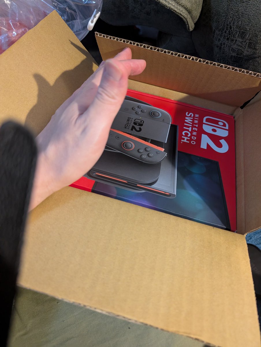 len_len_len_l's tweet photo. 怪しいと噂のTemuでSwitch2頼んでみたら2台目が来てしまっておびえてる https://t.co/Q9hx6d8F8V