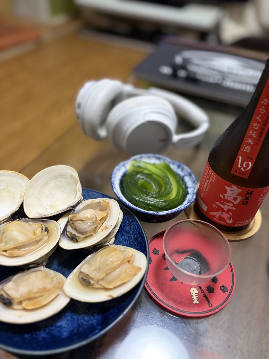 TKC_GPZ's tweet photo. 今日のお酒は新潟のお酒高千代
焼き蛤と、きゅうりを薄切りにしてオリーブオイル出汁、六助の塩で浅漬けをつまみに飲もう https://t.co/L0KhDYZhqD