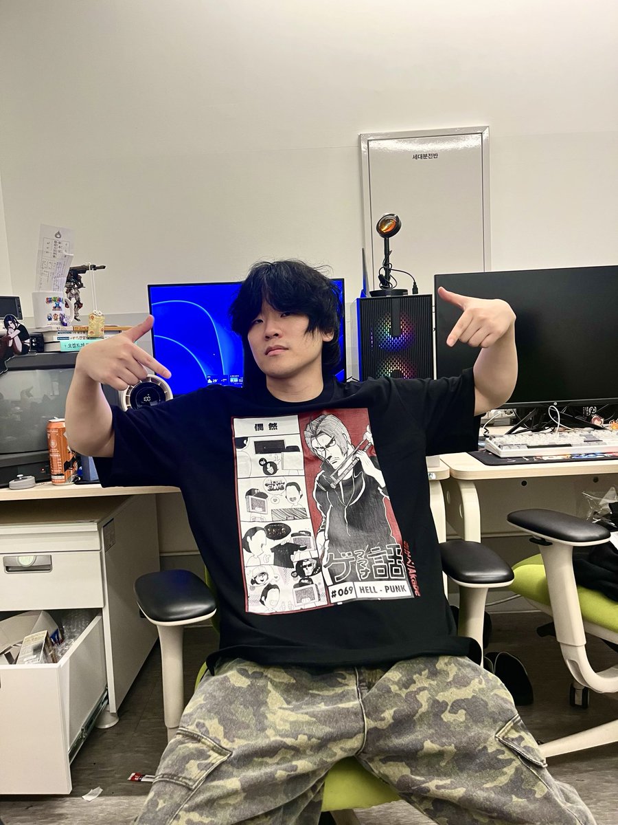 UrbanOasisGame's tweet photo. Our team's artist liked the 4-panel comic that Akabe drew.
So he decided to just wear it.👍
🎨 @KaoAkaiHito
#indiegame #hellpunk #bitsummitpunch https://t.co/jCL2DJ9MQr