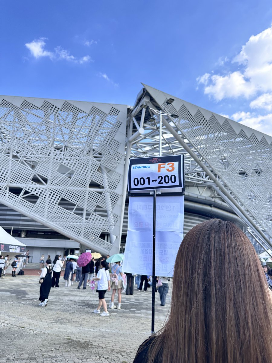 aesilix's tweet photo. スタンディング前列は圧死しかける‼️

あとはフロア待機時間長めかつテント（日陰）がない区域もあって本当に死にますのでSTAYは頑張って生きましょう https://t.co/6iPEB1nU0D