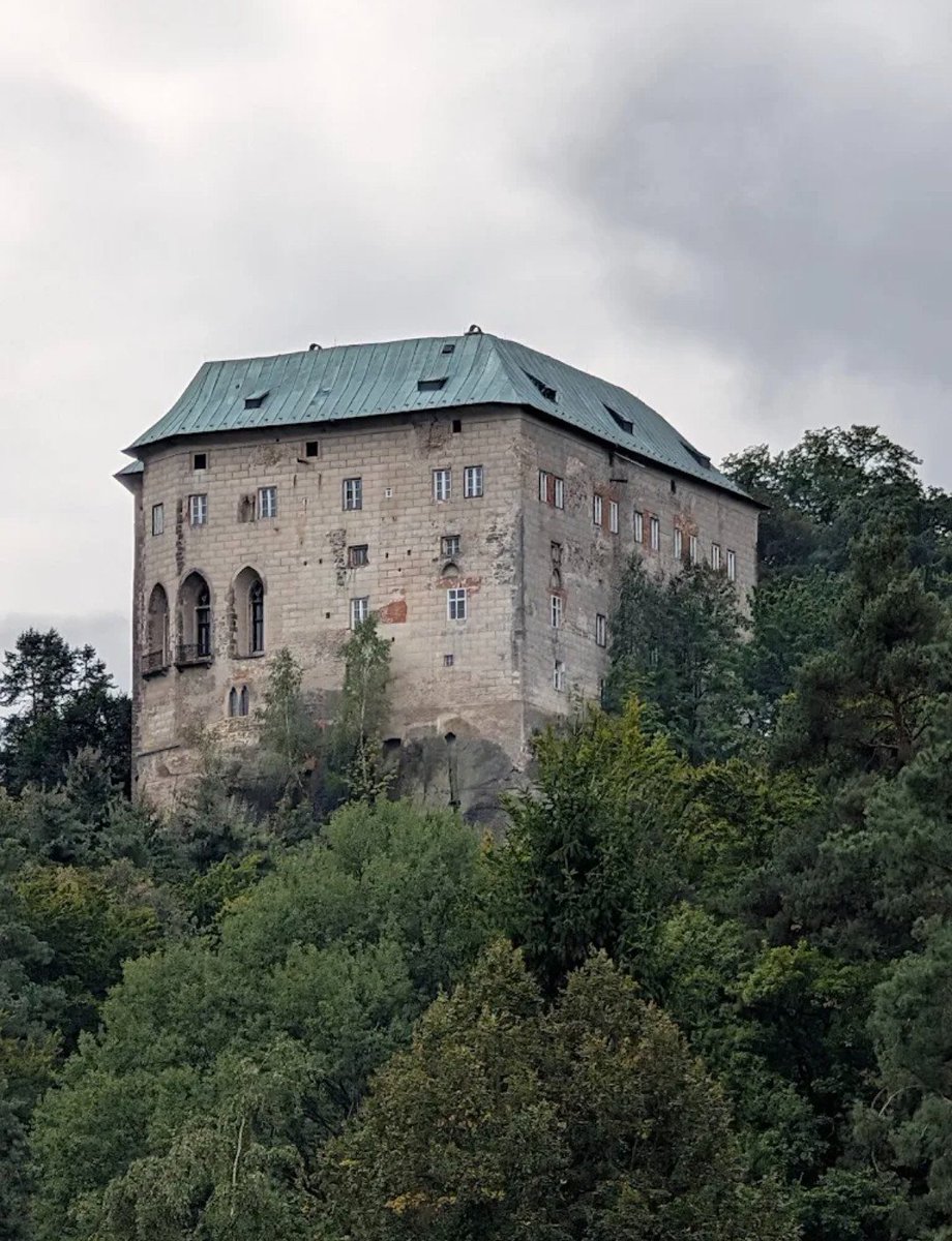 QDrop2450's tweet photo. HOUSKA CASTLE, north of Prague, Czech Republic. The creepy folklore about this castle claims it was constructed to seal a bottomless pit known as the "Gateway to Hell". The Chapel is Built directly over the central limestone fissure to seal in demonic entities.

~Meltology~ 🫠 https://t.co/vXeESAlXRN