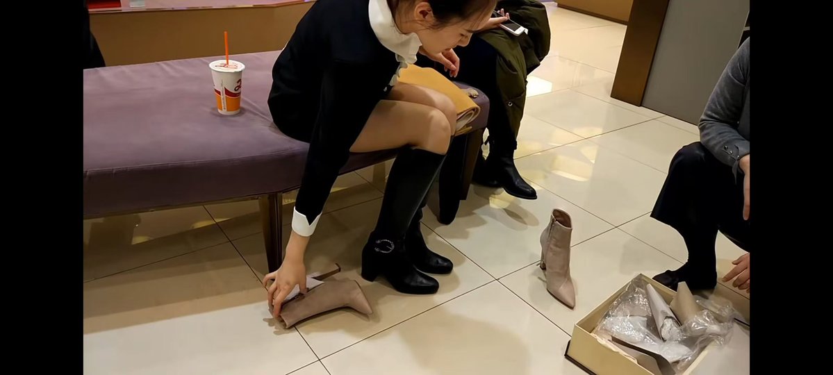 Removeyourboots's tweet photo. 街拍长靴/过膝靴鞋店脱靴试穿视频 #长靴 #脱靴 #皮靴 #靴子 #扫楼打胶 #射鞋 #跟扫 #玩鞋 #闻鞋 #卧铺 #尾随打胶 https://t.co/tT1BVYlxlO