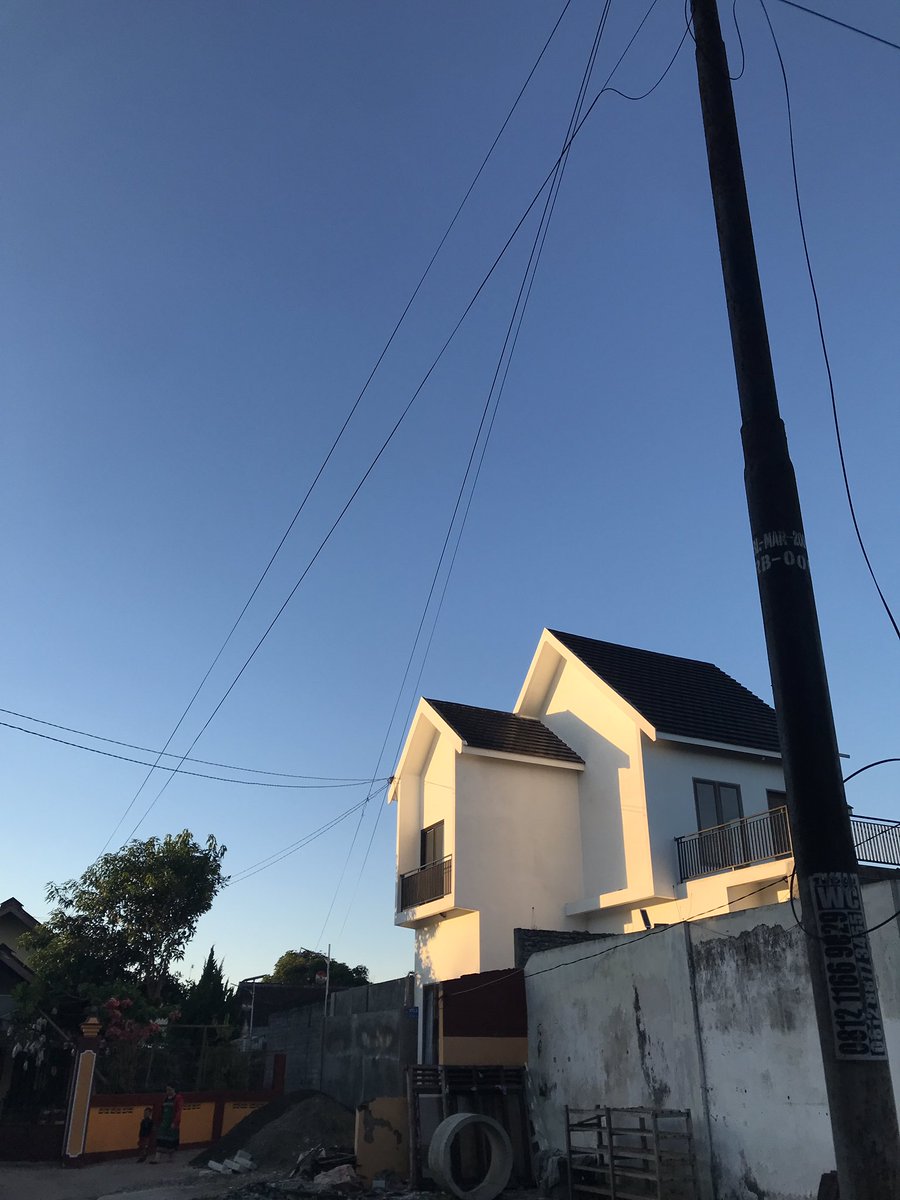 Shrlmatarau's tweet photo. Pagi ini langit biru tanpa awan. https://t.co/bd9gPklcDJ
