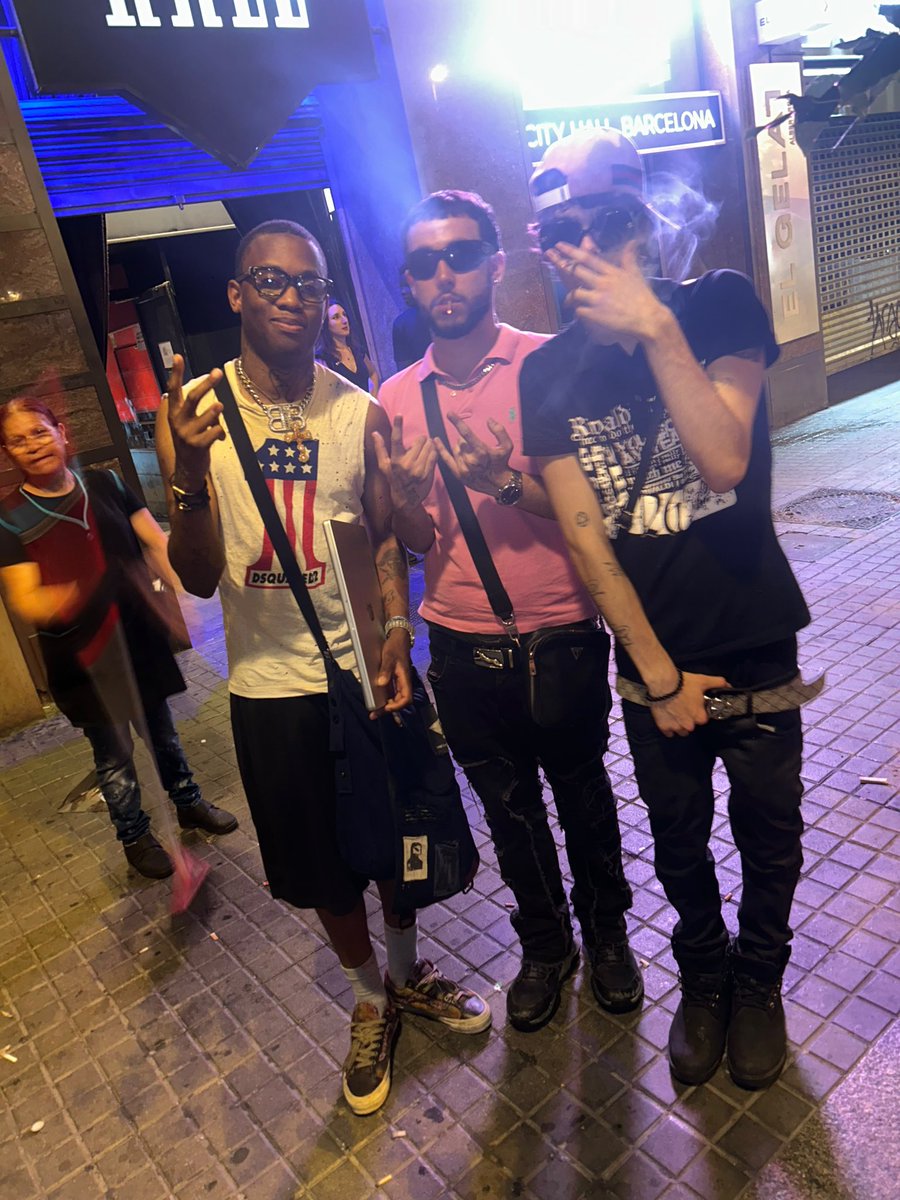 vazzago6k's tweet photo. con el roc y un random https://t.co/NbtJfEL1DC