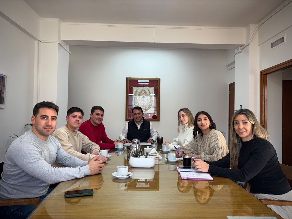 TadeoGZ's tweet photo. La educación debe mirar cada vez más hacia el mundo del trabajo y el desarrollo regional.

Con esa convicción venimos trabajando junto a la Cámara Joven de General Alvear, quienes hoy me presentaron un proyecto para fortalecer la capacitación de jóvenes en función de las necesidades productivas del departamento.

Cuando la educación, el sector productivo y las instituciones trabajan con un mismo objetivo, las oportunidades empiezan a convertirse en proyectos concretos.