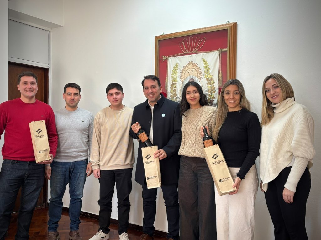 TadeoGZ's tweet photo. La educación debe mirar cada vez más hacia el mundo del trabajo y el desarrollo regional.

Con esa convicción venimos trabajando junto a la Cámara Joven de General Alvear, quienes hoy me presentaron un proyecto para fortalecer la capacitación de jóvenes en función de las necesidades productivas del departamento.

Cuando la educación, el sector productivo y las instituciones trabajan con un mismo objetivo, las oportunidades empiezan a convertirse en proyectos concretos.