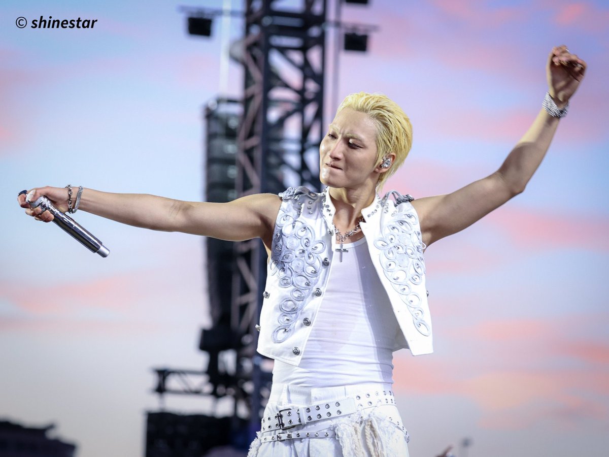 AM2THL1U's tweet photo. still can’t get over hyde park like yeeah damn inject those high quality photos with the most beautiful sky and gorgeous men straight into my veins https://t.co/yhkcWvRqzg