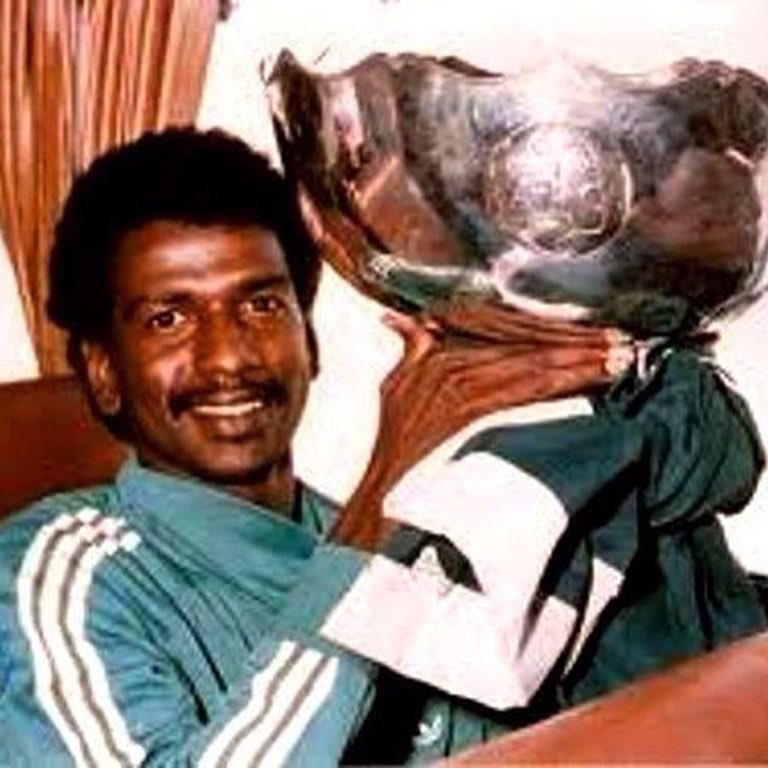 Al76oosh's tweet photo. @mansuormu @sa117h ابو عادل انت عطيتها صورة الاسطورة ماجد عبد الله مع كاس اسيا 88 وخذ من عندي عطها صورته مع كاس 84 👑 🏆😂 https://t.co/tDiN0BoQ0a