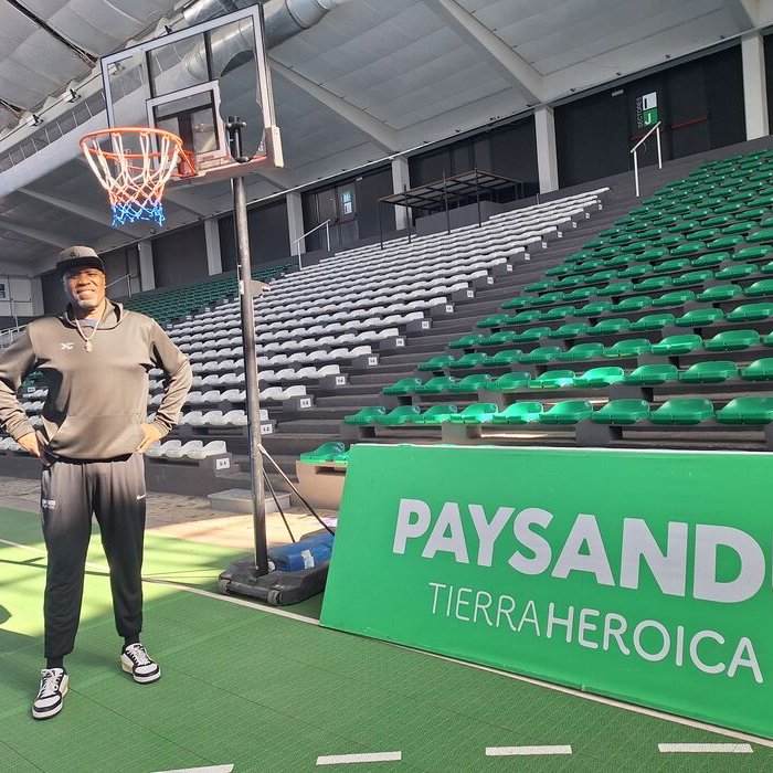 portalmvd's tweet photo. CLIFF MORGAN: EL EX-KNICKS QUE ELIGIÓ PAYSANDÚ PARA SEGUIR VIAJANDO

Cliff Morgan, exbasquetbolista nacido en Brooklyn y vinculado desde hace más de dos décadas a los New York Knicks, vive desde hace un año en Paysandú. Desde el litoral organiza campus, clínicas y viajes deportivos por el mundo, mientras sigue de cerca la liga local y plantea que el básquet sanducero necesita más equipos, más competencia y más formación.

De Brooklyn al mundo
Morgan nació y creció en Brooklyn, Nueva York, en una familia numerosa. Empezó a jugar al básquetbol recién a los 14 años, pero su crecimiento fue tan rápido que recibió 55 ofertas de universidades de la m��xima categoría del deporte universitario estadounidense.

Luego inició una carrera profesional que lo llevó por 18 países, entre ellos Catar, Argentina, Bélgica, Francia, Lituania, Israel, Brasil, Chile, Venezuela y Uruguay. También fue seleccionado para la entonces liga de desarrollo de la NBA, aunque decidió continuar su carrera en el exterior.

Paysandú como base
Aunque buena parte del año la pasa viajando, Morgan eligió instalarse en Paysandú. Antes había vivido en Barcelona y también en Montevideo, donde jugó en Welcome y Trouville. Con Welcome fue campeón uruguayo.

Desde Paysandú organiza viajes, mantiene contactos deportivos y también acercó jugadores estadounidenses a clubes locales como Colón, Wanderers y Pelotaris.

Una agenda internacional
“No fui yo quien le puso el nombre al torneo. Fueron ellos”.

“Van a jugar un torneo, pero también buscan conseguir equipo. Ese tipo de oportunidades es parte de mi trabajo”.

“Cada mes alguien me llama para organizar un campus en otro país. Mientras pueda hacerlo, voy a seguir viajando”.

La mirada sobre la liga sanducera
“La liga tendría que tener por lo menos ocho equipos. No entiendo por qué algunos clubes no participan. Con más competencia habría más gente involucrada y más niños jugando”.

Formación y profesionalismo
“Hay que estudiar el básquet como se estudia matemática o historia. Si querés crecer, primero tenés que conocer el deporte”.

“Muchos quieren jugar, pero muy pocos llegan. Para tener una carrera larga hay que trabajar muchísimo y estar realmente enfocado”.

El deporte como herramienta social
“Me gusta hacer ese tipo de cosas. Cuando estaba en Montevideo tenía más gente para organizar actividades, pero quiero seguir haciéndolas acá”.

(+) en Montevideo Portal: https://t.co/CpK3mrfpoq