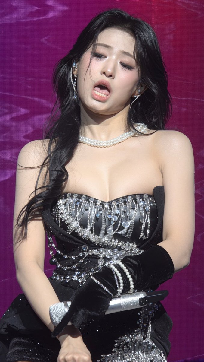 Thehidden_123's tweet photo. Trust me bro, Ahyeon is only 19 years old... That's unreal. 🥵🔥 https://t.co/JyiaWqIFRs
