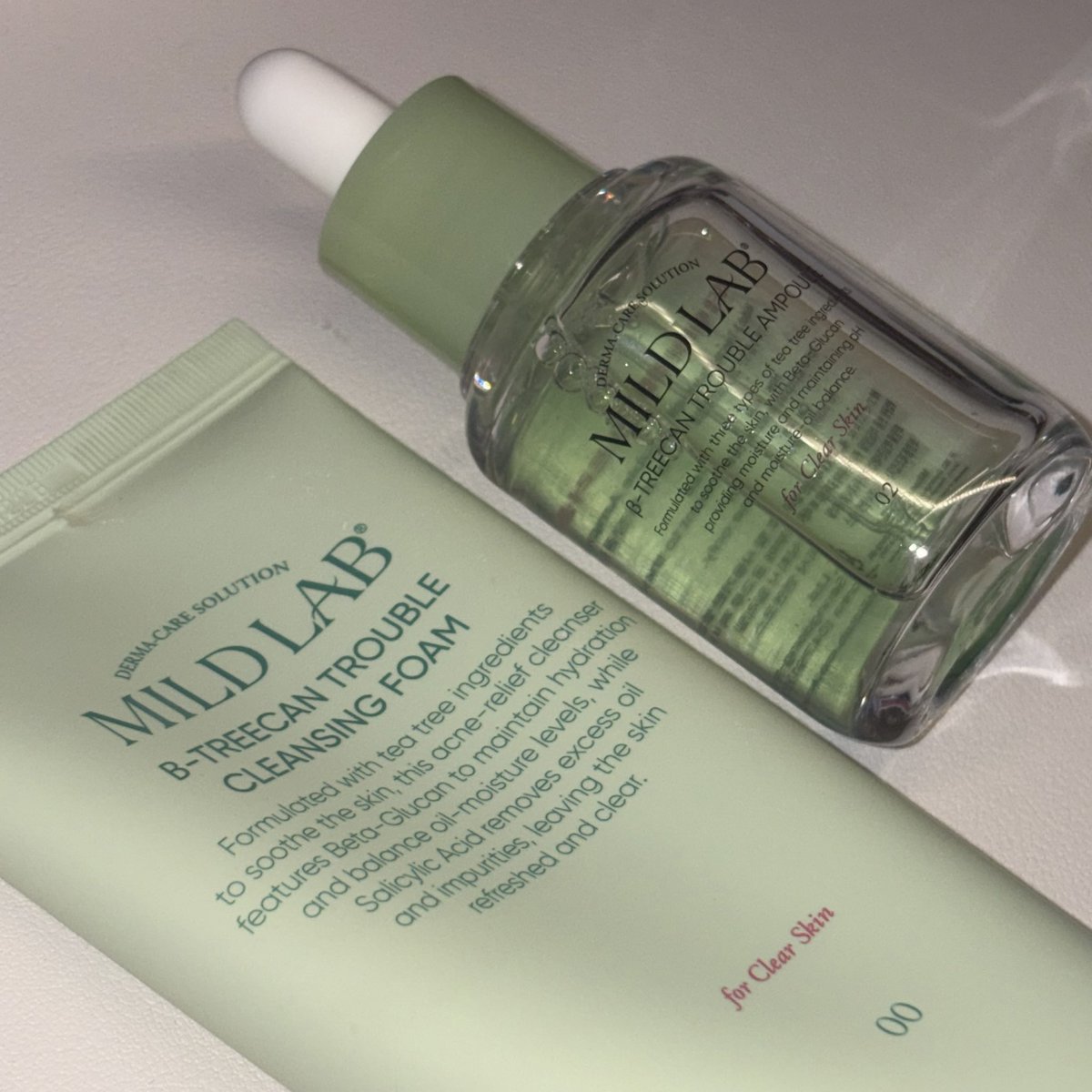 dxrxngz's tweet photo. #제품제공 #마일드랩 @MildlabK 

#RT 추첨 3분께 베타트리칸 앰플 30ml 보내드립니다!! ( ᵕ̤ ‧̫̮ ᵕ̤ )

마일드랩에서 트러블 라인이 있다는 사실 알고 계셧나요..?
여드름성 피부분들께 꼬옥 맞는 앰플 & 클폼 보내주셔서 한번 써보았어요!!! 

일단 앰플은 가벼운 사용감인게 지성분들께 너무 추천드리고 싶은 부분이고요!!!! 
티트리 3종 복합 성분으로 피부 진정에 도움을 줍니다,,, 실제로 1주일 넘게 써보는중인데 흡수가 진짜 빠르고 바른 뒤에도 안끈적 거려서 조앗답니다,,,  
수부지 분들은 두번 레이어드 해도 부담스럽지않아요!!!!! 

클렌징 폼의 경우 티트리 3종 성분은 물론이고 약산성 포뮬라로피부 밸런스를 유지 시켜주는데 확실히 폼이 부드럽게 거품을 발생시ㅕ줘서 부드럽게 롤링되어서 너무 좋앗서요,,!!!! 데일리로쓰기조음!!!!!

꼭 같이써보셧으먄 좋겟다,,,💗💗