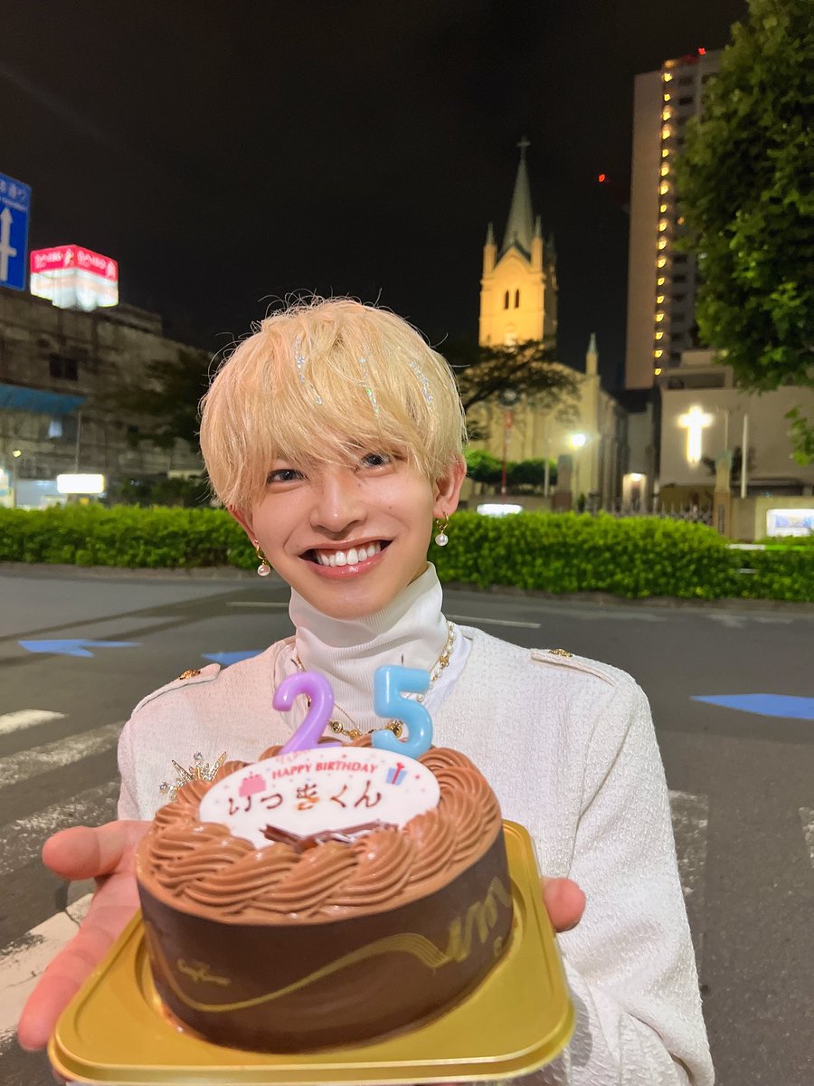 Itsuki_20SI's tweet photo. 25歳になりました🎂
みんなライブ来てくれてありがとう✨️
本当に最高のライブになりました😆
アイドルをやってよかったと思いました🥹
誕生日をこんなに沢山の方にお祝いしてもらえるなんて本当に恵まれてます😭
こんな僕ですがこれからも頑張って行くので応援よろしくお願いします🙇‍♀️ https://t.co/XzgGZMWLdn
