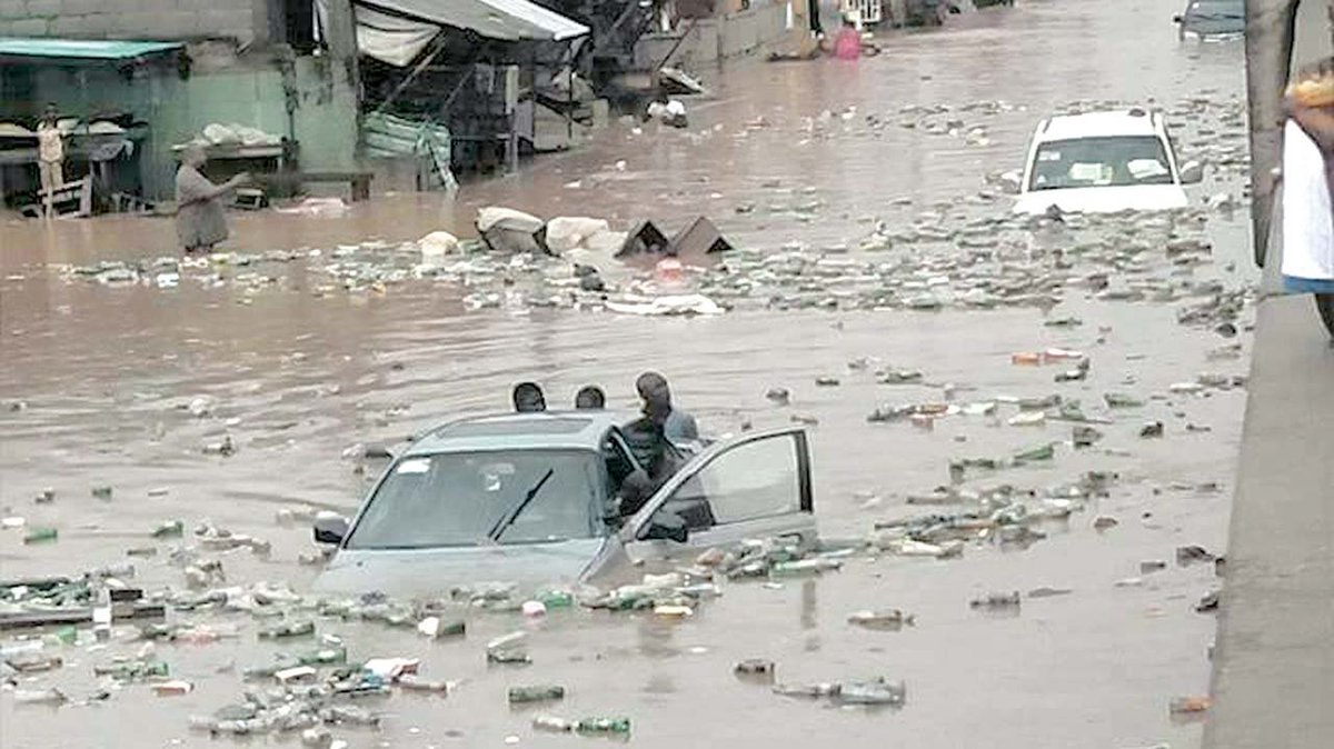ParallelFacts's tweet photo. Residents Swim to Work, Schools as Massive Flooding Hits Lagos Despite ₦236 Billion Ministry of Environment and Water Resources Budget https://t.co/EYAChSU8yJ https://t.co/UMWLUaZdm9