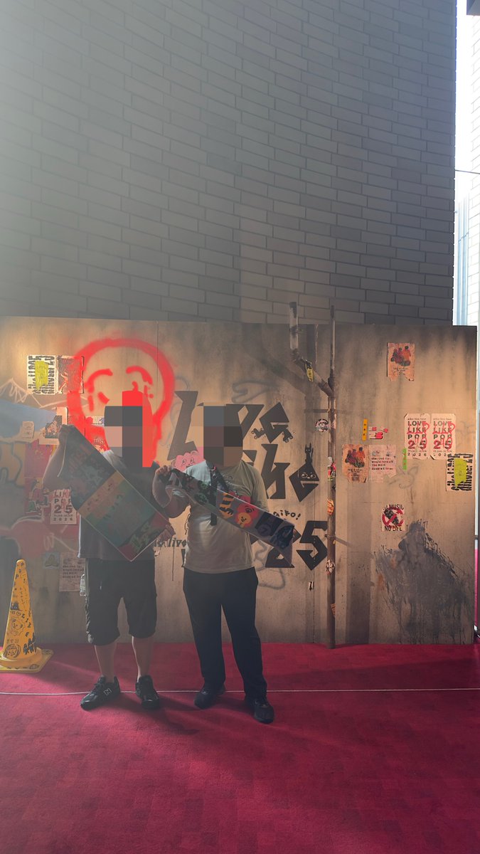 aikoakiaiko's tweet photo. 今日はaiko llp25フェスティバルホールの3階、一番後ろの仲間たちのおかげで、なんだか楽しく過ごせました。 みんなトレード当選者だというのが笑える。 お菓子を分けてくださってありがとうございます。 韓国まで大切に持って帰って食べます。 https://t.co/nkSL12MD0A