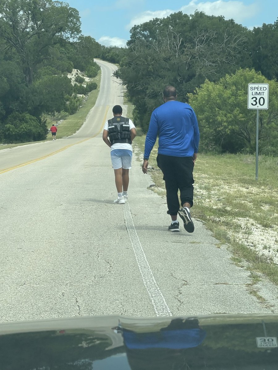 StephonFlight's tweet photo. A week away from the weight room doesn’t mean the work stops. 💪

Getting after hill repeats with the weighted vest. There are no off weeks, only opportunities to get better.

#NoDaysOff #Basketball #StudentAthlete #Recruiting #WorkEthic https://t.co/r6oLntRlNy