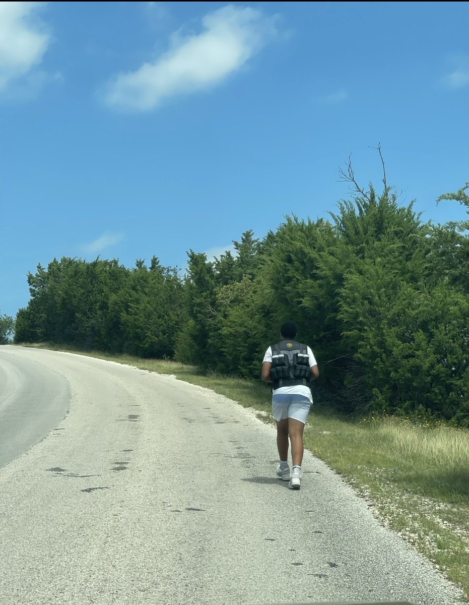 StephonFlight's tweet photo. A week away from the weight room doesn’t mean the work stops. 💪

Getting after hill repeats with the weighted vest. There are no off weeks, only opportunities to get better.

#NoDaysOff #Basketball #StudentAthlete #Recruiting #WorkEthic https://t.co/r6oLntRlNy